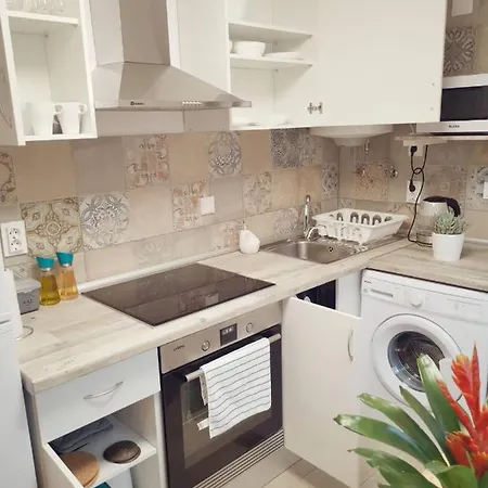 Small House With Private Park And Yard بيت للعطل