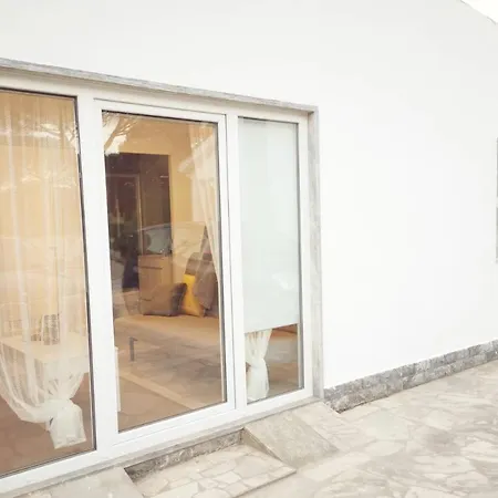 Small House With Private Park And Yard *