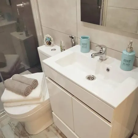 Small House With Private Park And Yard بيت للعطل