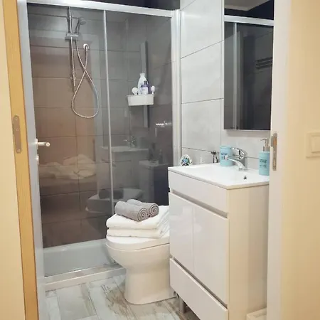 Small House With Private Park And Yard بيت للعطل