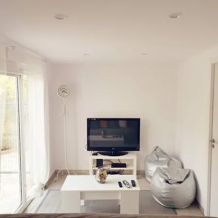 Small House With Private Park And Yard بيت للعطل *