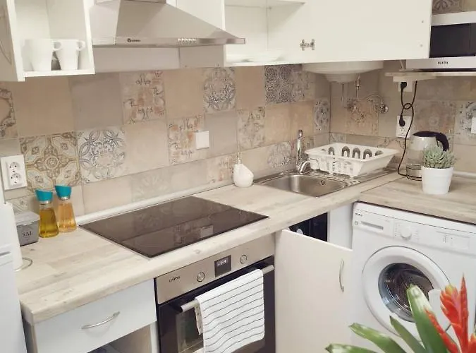 Small House With Private Park And Yard Semesterbostad