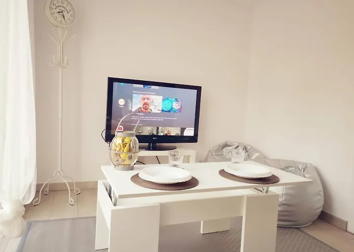 Small House With Private Park And Yard *