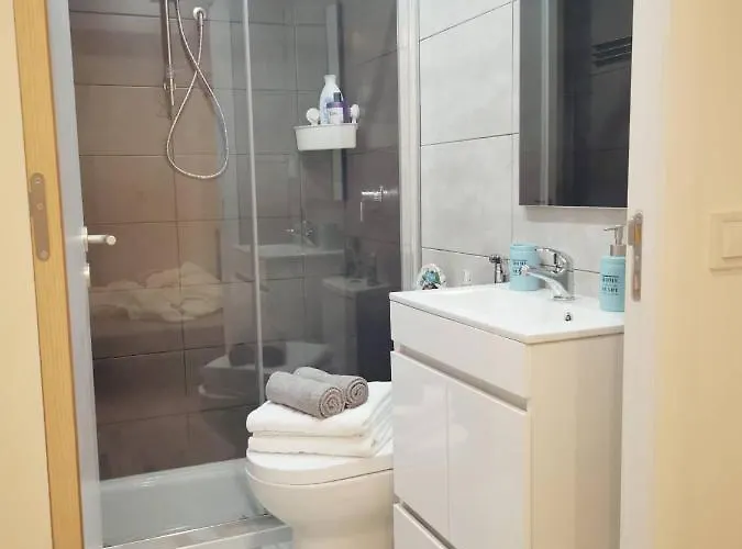 Small House With Private Park And Yard Semesterbostad