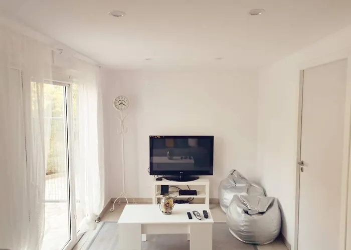 Small House With Private Park And Yard Semesterbostad *